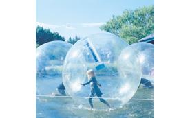 青い空の日に #57(球体の中の少女)