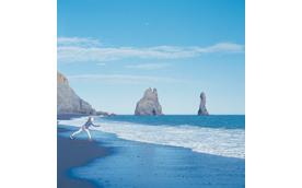 青い空の日に #64(石投げ )